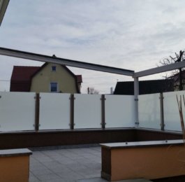 Terrassenüberdachung RIVERA P5000 mit Sichtschutz aus Glas und Edelstahl