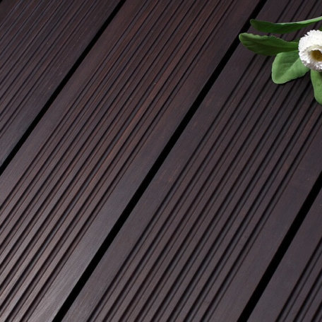 Terrassendielen sind langlebig und nachhaltig. Genießen Sie Ihre Terrasse mit einem Holzboden.